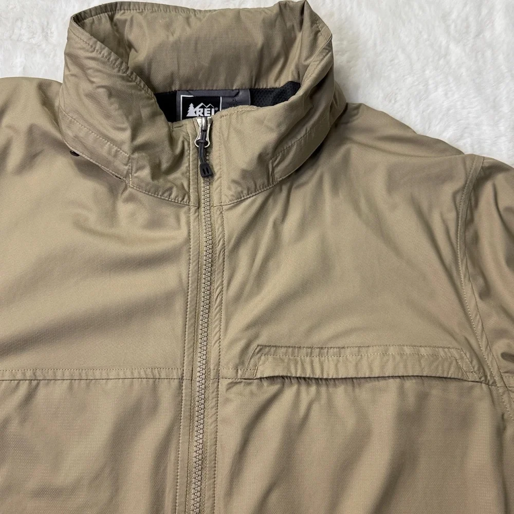 REI Hooded Windbreaker Jacket Men XL Tan  Neutral Outdoor Zip Pockets Mesh Lined